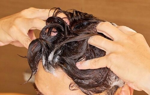 STEP3：頭皮を寄せるようにもみ洗いする メンズ頭皮クレンジングおすすめ イメージ