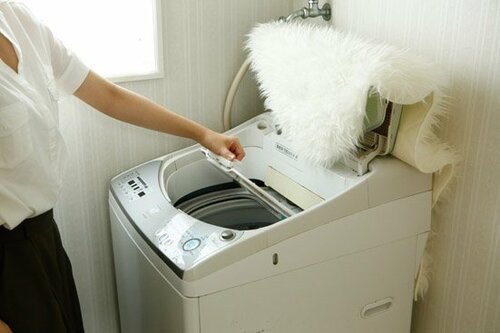 洗濯機の上にかければ豪華に!フタもそのまま開閉できて実用的