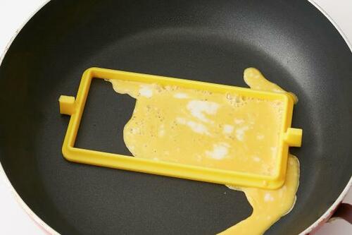 フライパンと枠の隙間から 卵液が流出してしまいます イメージ