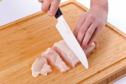 皮付きの鶏肉も鮮やかに切れる!