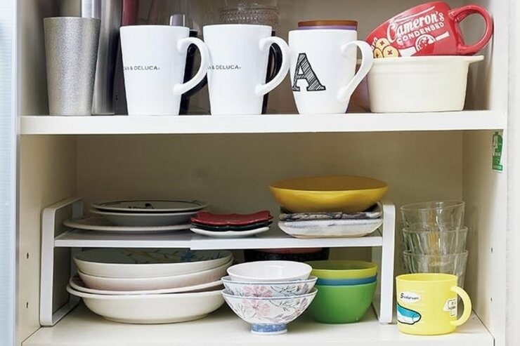 お皿すっきり収納！ 食器棚用「コの字ラック」のおすすめ4選。LDKとプロがニトリなどを徹底比較