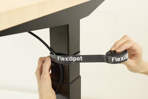 結果:ケーブルをスッキリ配線できた! FlexiSpotの電動昇降デスクおすすめ イメージ4