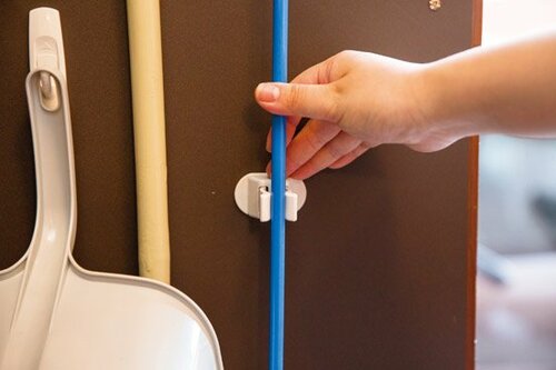 見せたくないアミやホウキは扉裏に隠しながら必要時にはサッと使える イメージ5