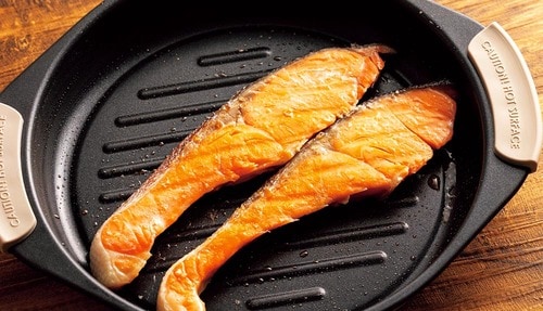 鮭の切り身にも焼き目がついてウマい! ニトリのおすすめ商品おすすめ イメージ