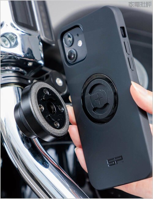 【スマホの着脱】ベースに溝を合わせて90℃回転させるだけ バイク用スマホホルダーおすすめ イメージ