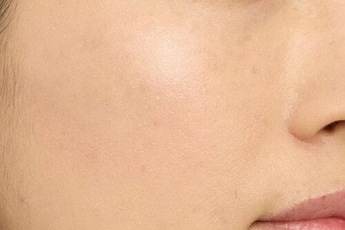 【仕上がり】多彩なラメで濡れたようなツヤに 美容誌ベスコスベースコスメおすすめ イメージ