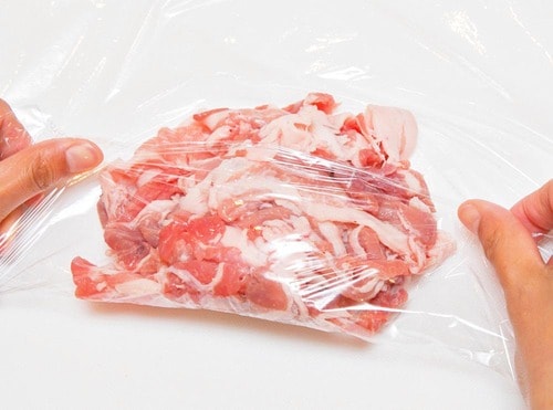 冷凍術:パックの中身を全部出して空気を抜いてラップする 肉の冷凍保存方法おすすめ イメージ