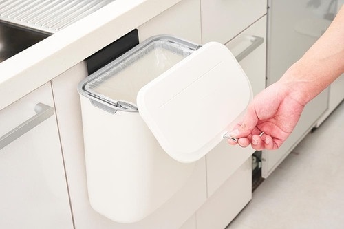 キッチン壁掛けゴミ箱おすすめ SONGMICS 吊り下げ式ダストボックス イメージ3