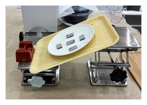すべりにくいトレーのテスト方法 無印のキッチンツールおすすめ イメージ2