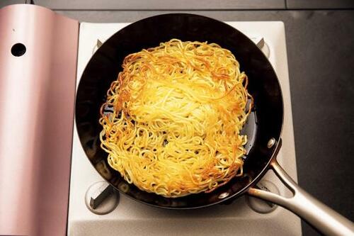 ウマさのポイント2:麺はほぐさずに焼く