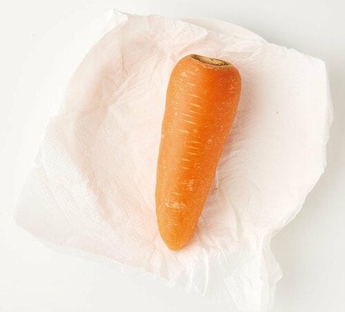 おすすめ保存②：皮むかない＋上下まま+キッチンペーパーで包む イメージ