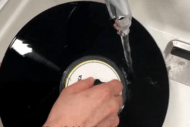 5:洗剤を洗い落とす レコードメンテナンスおすすめ イメージ