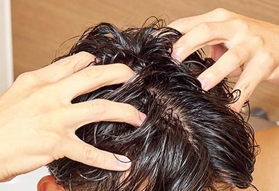頭皮クレンジングを使う男性