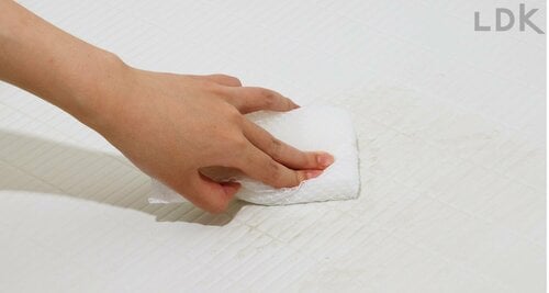 3:表面や平面の場所はスポンジでこする お風呂の床の掃除方法おすすめ イメージ