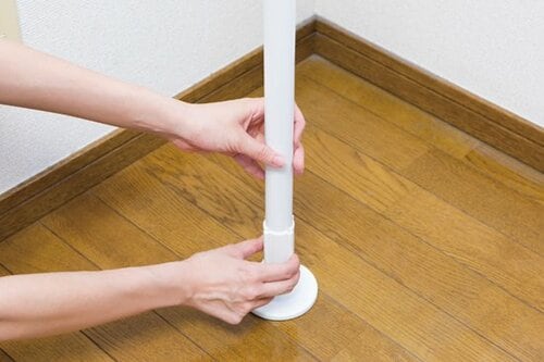 天井に突っ張らせるだけ調節自在のマルチハンガー イメージ