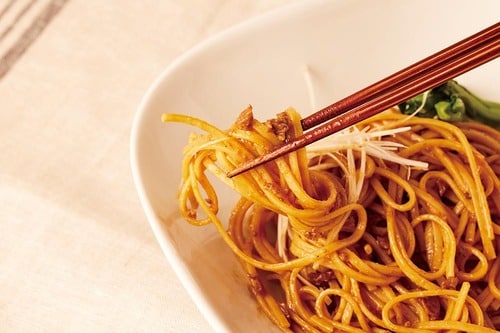ひき肉ソースが麺に絡む イメージ