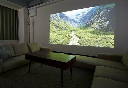 手軽に大画面の迫力を得られるプロジェクター イメージ