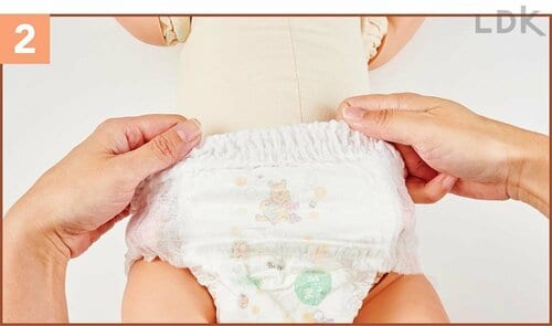 2：おむつを引き上げる 紙おむつ(パンツタイプ)おすすめ イメージ