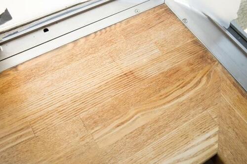 掃除ワザ4：変色した木枠はニスで劣化止め イメージ4