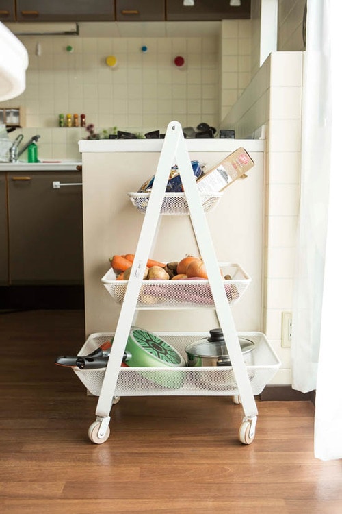 メッシュ素材のカゴつきワゴンはキッチンの食材置きにピッタリ イメージ2