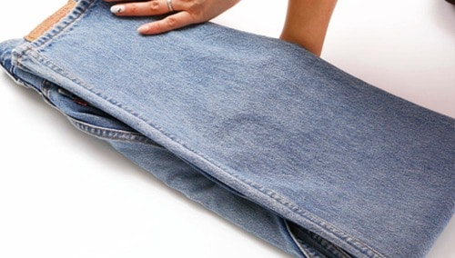 STEP2:押さえて2つ折り クローゼットの収納アイデアおすすめ イメージ