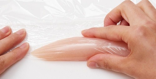 ささみの筋に沿うように包丁で切り込みを入れるとはがれやすい イメージ2