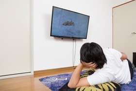 40インチのテレビも楽勝！ 大家バレしない壁掛けアイテム「壁美人」が有能すぎる