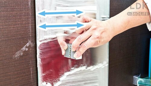 STEP5：縦のあと横にこする 鏡用ウロコ落としおすすめ イメージ