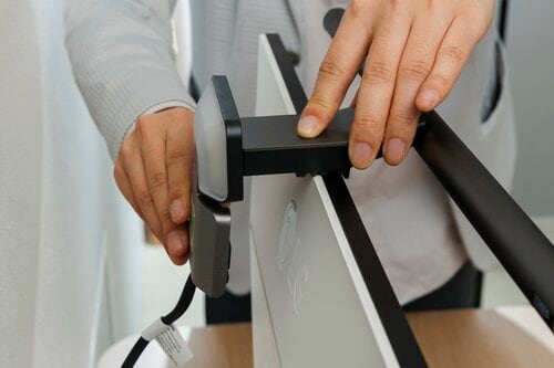 BenQのモニターライトを設置しているところ