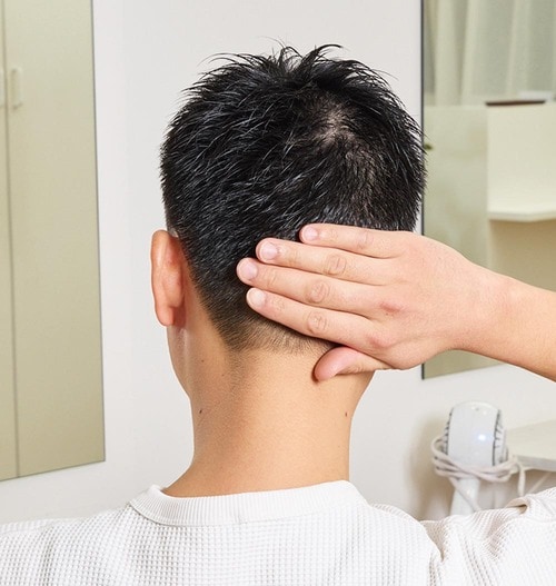 6:後頭部をなでつけて刈り上げ部分にツヤ出し メンズヘアジェルおすすめ イメージ