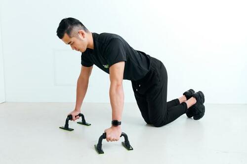 STEP1:四つん這いになり、バーを握る イメージ