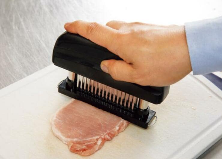 「包丁で叩く」じゃなかった！ 安い豚肉を劇的にやわらかくする最終兵器がこちらです