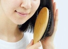 【脱・オバ見え】うねり髪にツヤがでる！ブラッシングのやり方って？｜『LDK』とプロが伝授
