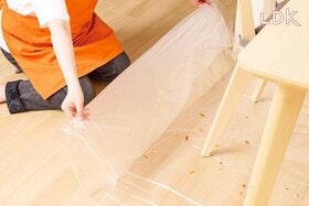 【朗報】子どもの食べこぼしに悩んでいる人へ。便利な“仮止めビニールシート”って知ってる？【LDK】