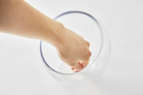 自立してモノの出し入れがしやすいフラワーベースは格安が優秀！ イメージ