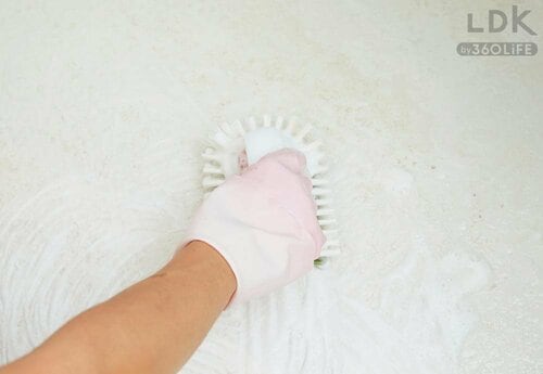 STEP3：かためのブラシでこする イメージ