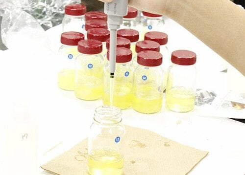 【テスト方法】手肌と同じ成分 卵白で刺激の強さをチェック イメージ