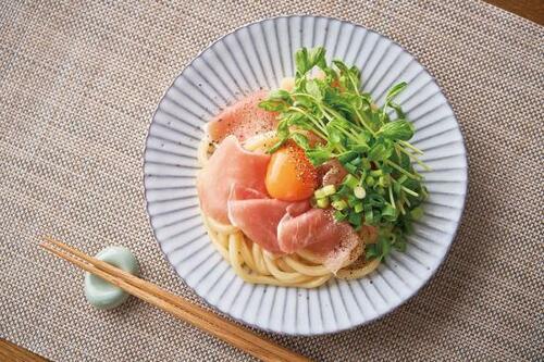 電子レンジで簡単調理!ハムの塩気が絶妙な「生ハム和風うどん」