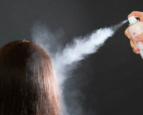 粉っぽいミストが狙いづらくムラづきを避けられない ツヤ出しヘアスプレーおすすめ イメージ