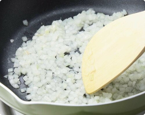しっかり加熱することがうまさの秘訣 冷凍玉ねぎのみじん切りおすすめ イメージ