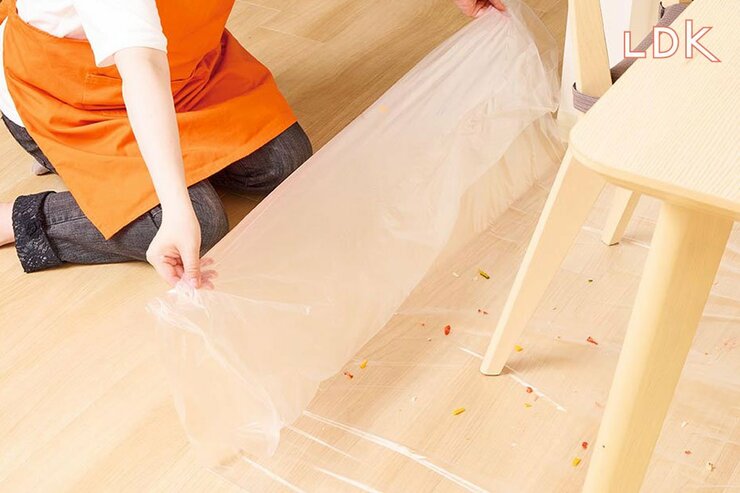【朗報】子どもの食べこぼしに悩んでいる人へ。便利な“仮止めビニールシート”って知ってる？【LDK】