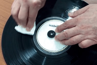 8:盤面の水分を拭き取る レコードメンテナンスおすすめ イメージ
