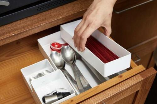 カトラリーが無駄なく入る！清潔感ある白色の整理トレー イメージ2