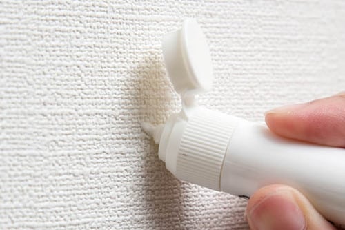 手を汚さずにわずか数秒で完了!壁の穴が完全に消えてまた使える