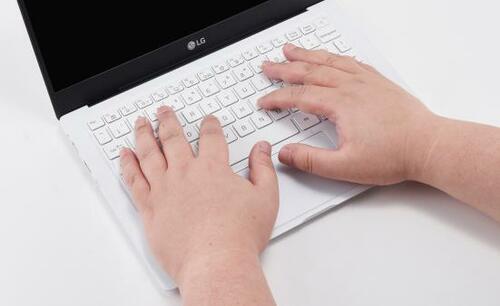 キーボード：余裕のキーピッチで楽々のタイピング イメージ