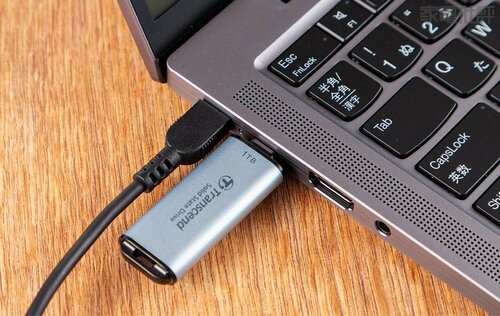 ポート間は適度な間隔で干渉の心配は少ない ノートパソコンおすすめ イメージ