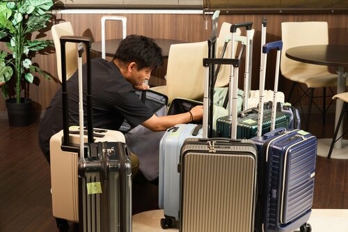 機内持ち込みできるスーツケースのテスト方法は? 機内持ち込みできる安いスーツケースおすすめ イメージ