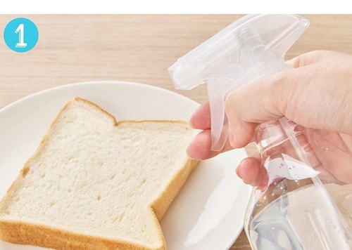 STEP1:食パン全体に軽くスプレー 食パンの冷凍保存方法おすすめ イメージ