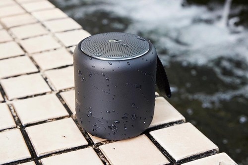 IPX7の防水機能でアウトドアシーンでも活躍! ポータブルスピーカーおすすめ イメージ