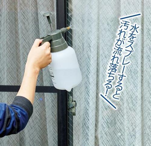 STEP3:まんべんなく全体に水をかける ガラスクリーナーおすすめ イメージ